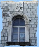 Prozor na palai i grb obitelji Dominis - Photo: Slavko Krsmanovic